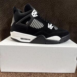 Jordan 4s